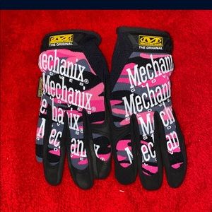 Woman’s Pink Mechanix Gloves